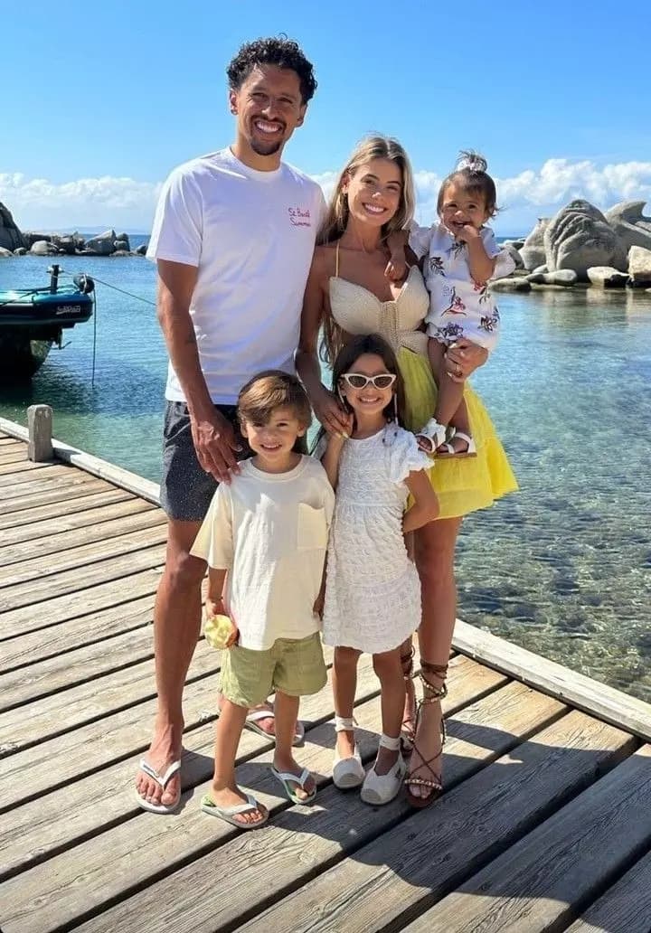 Uma família feliz thumbnail
