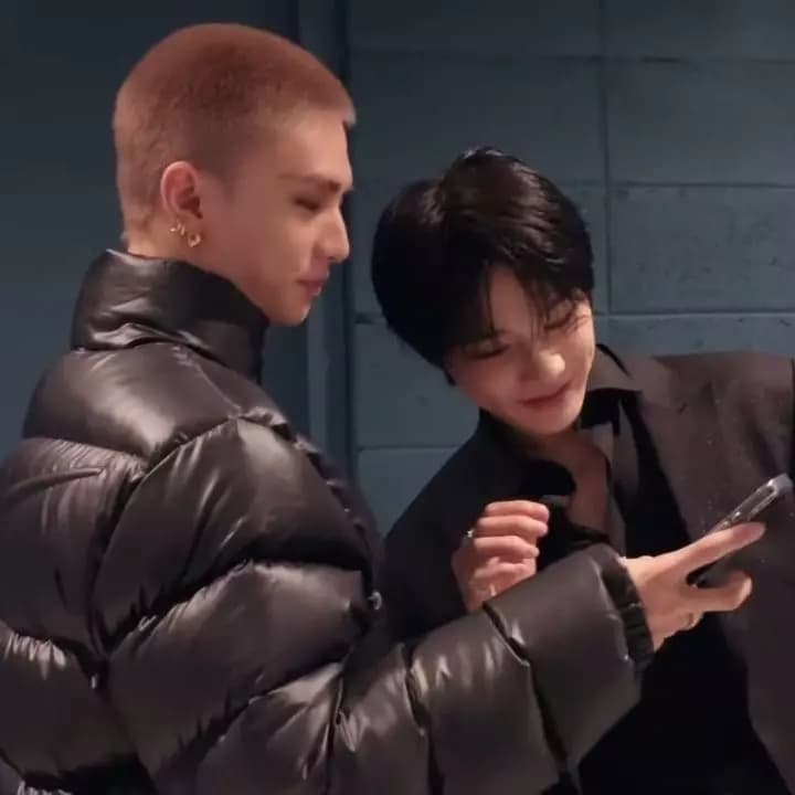 Hyunjin e jeongin (hyunin) thumbnail