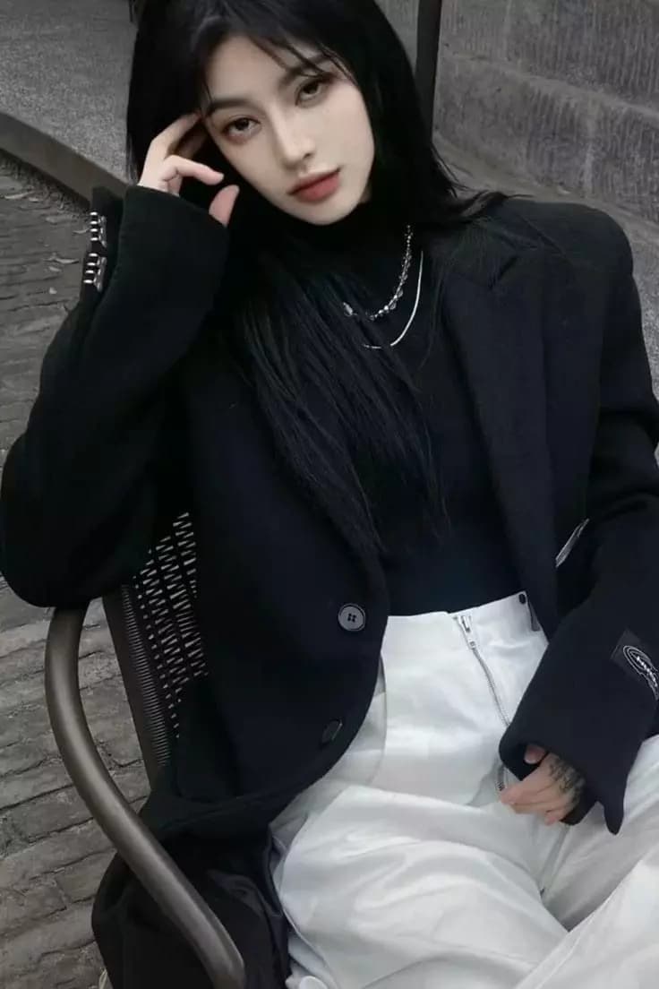 Charlie🖤 thumbnail