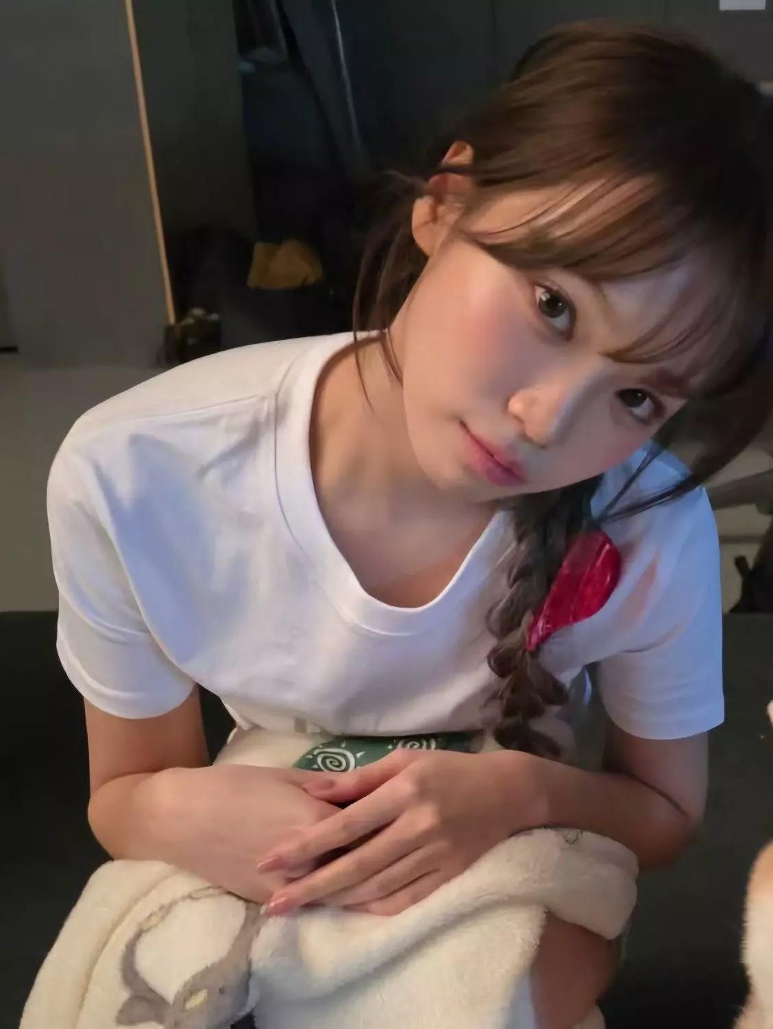 Kim Chaewon  thumbnail