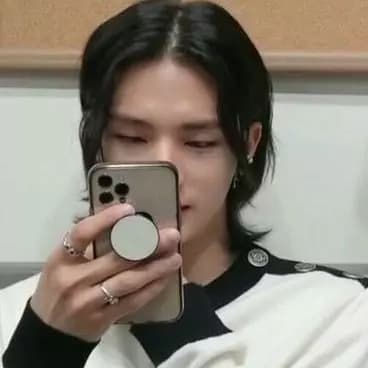 Hyunjin-hyunin thumbnail