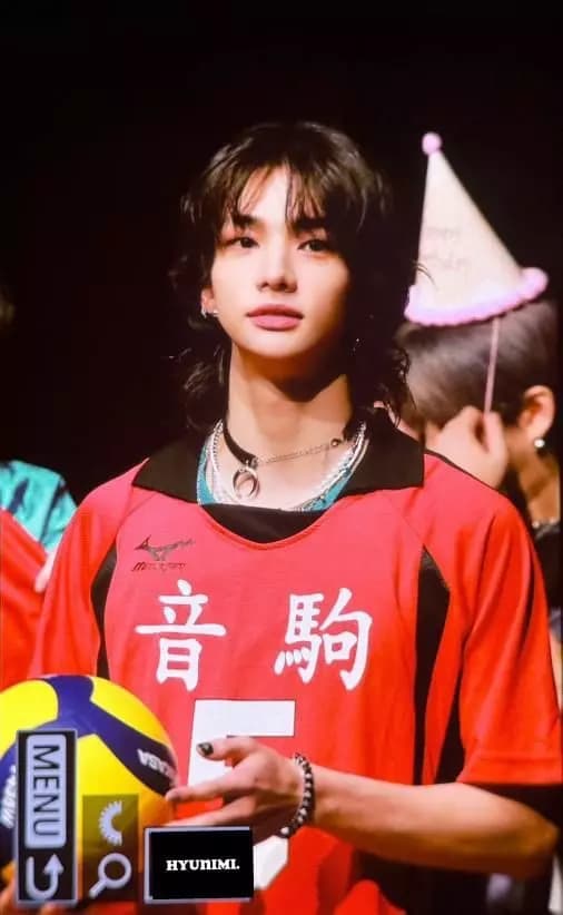 Hyunjin v thumbnail