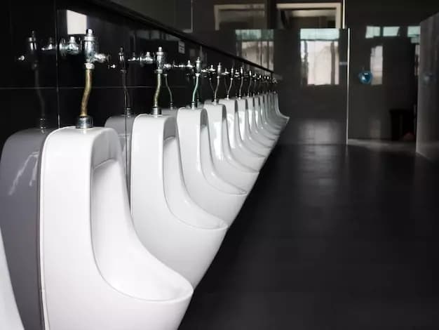 Baño publico de club nocturno thumbnail