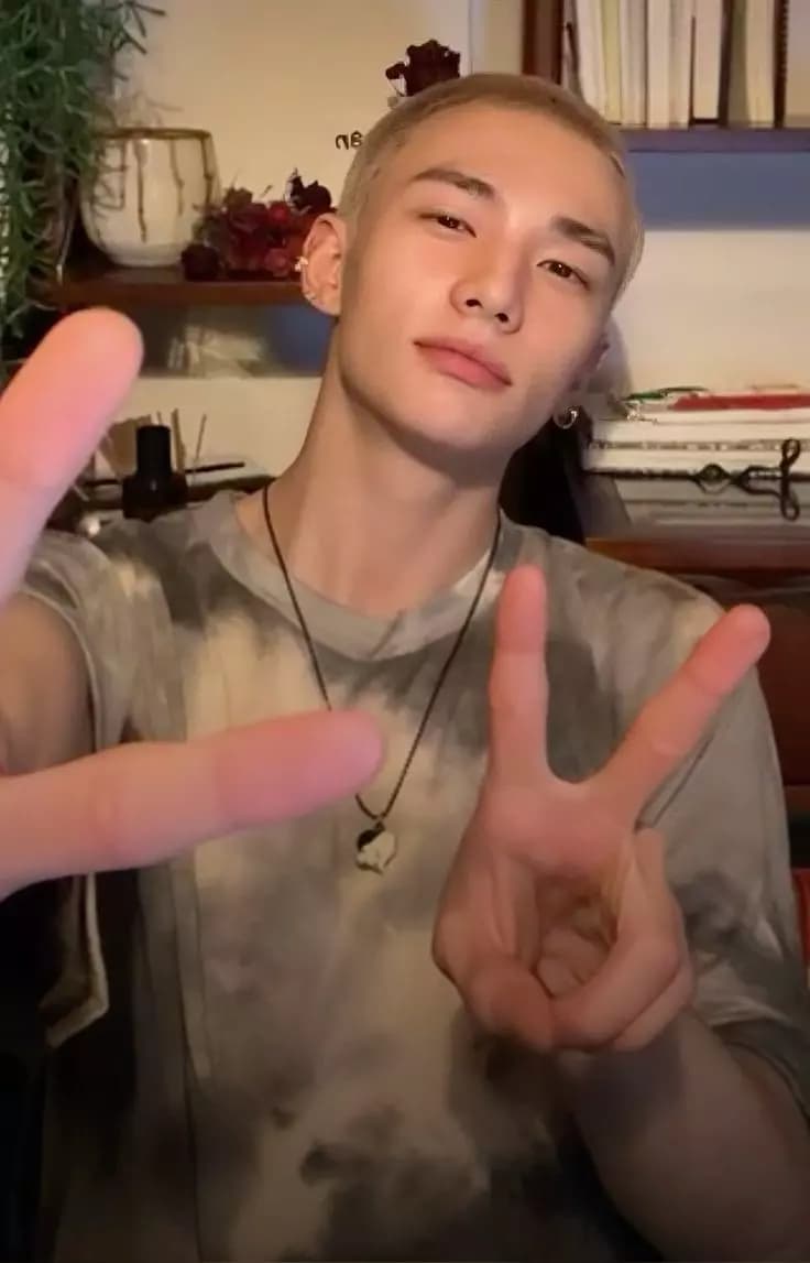 hwang hyunjin  thumbnail