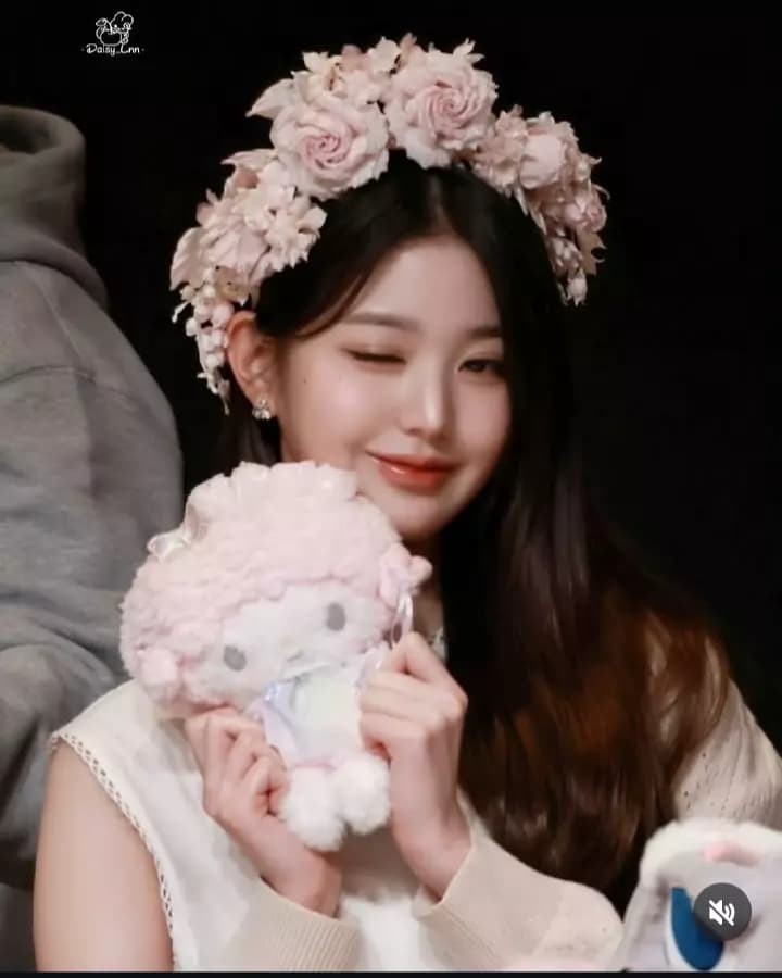 Jang wonyoung  thumbnail