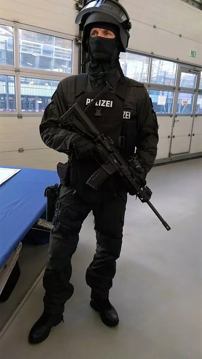 Polis memurlari thumbnail