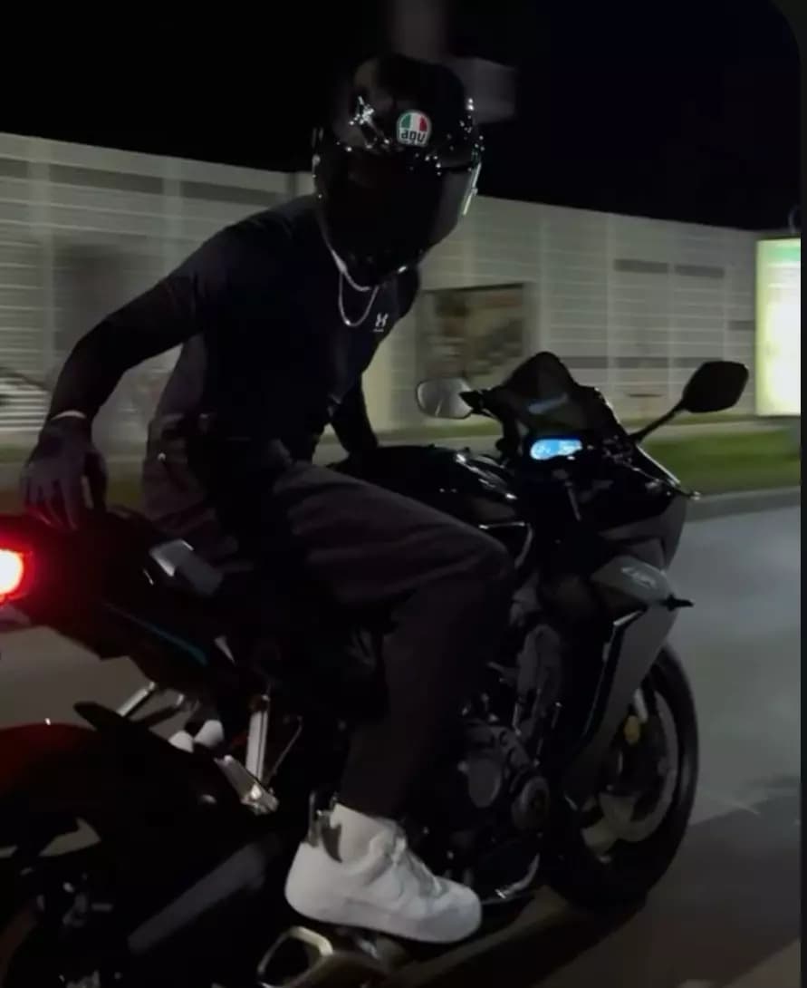 Ethan, tu novio motociclista  thumbnail