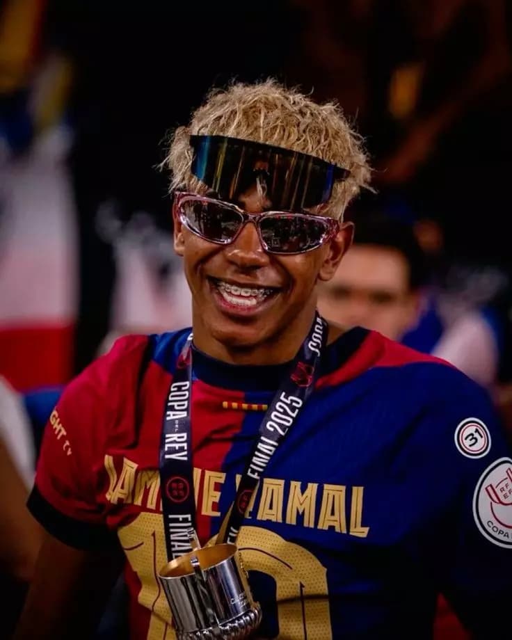 Lamine Yamal is a famous football player who plays for Barcelona's  thumbnail
