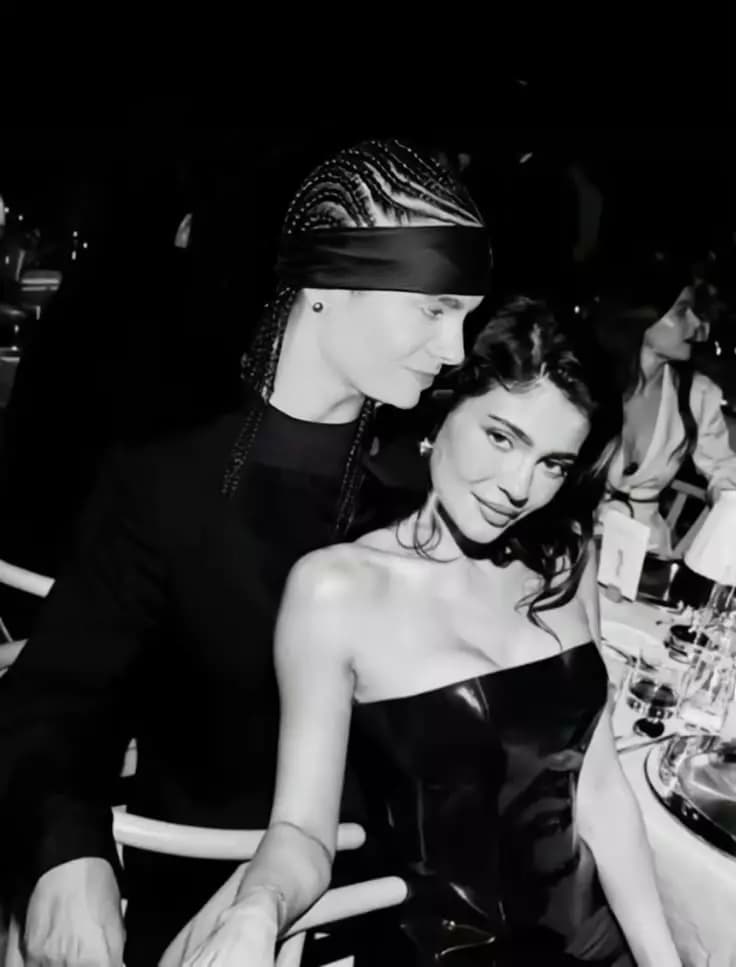 Tom e Kylie - seus papais..  thumbnail