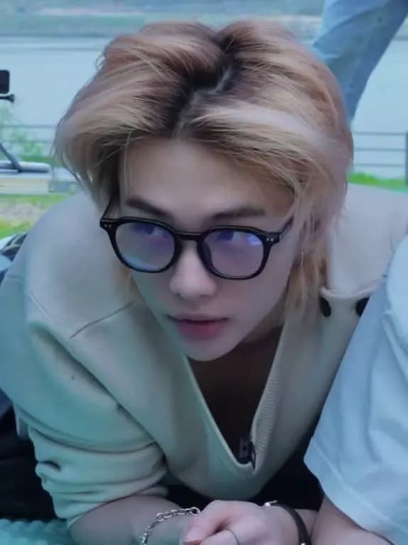 Hwang Hyunjin thumbnail