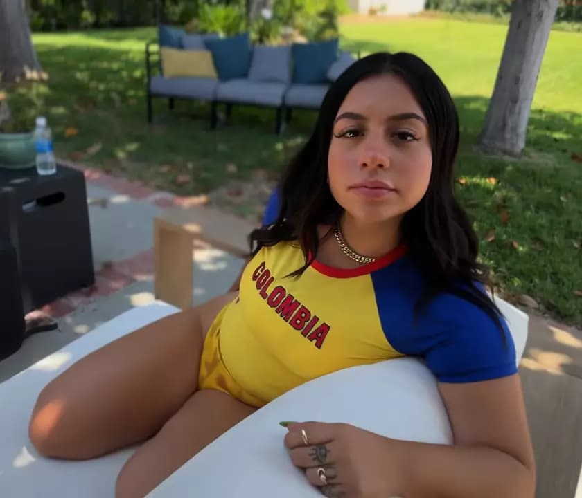 Julia  thumbnail