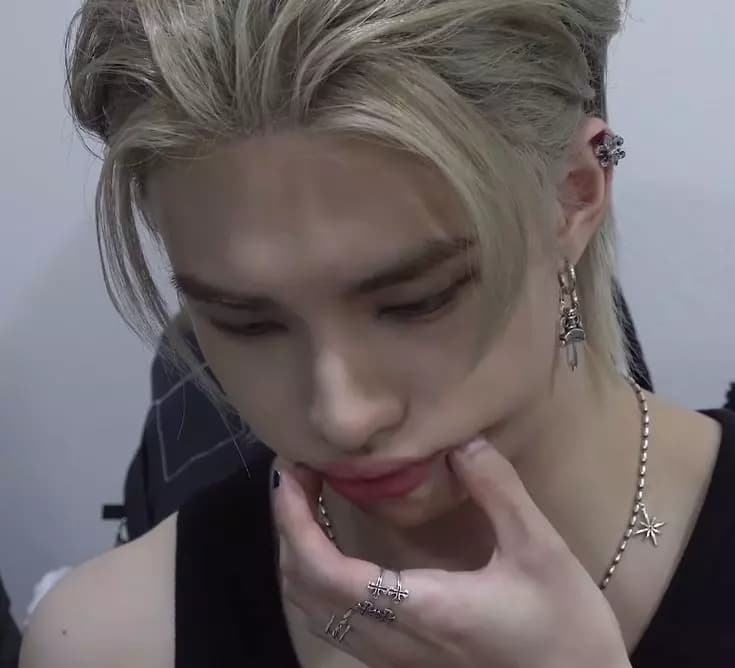 Hwang Hyunjin thumbnail