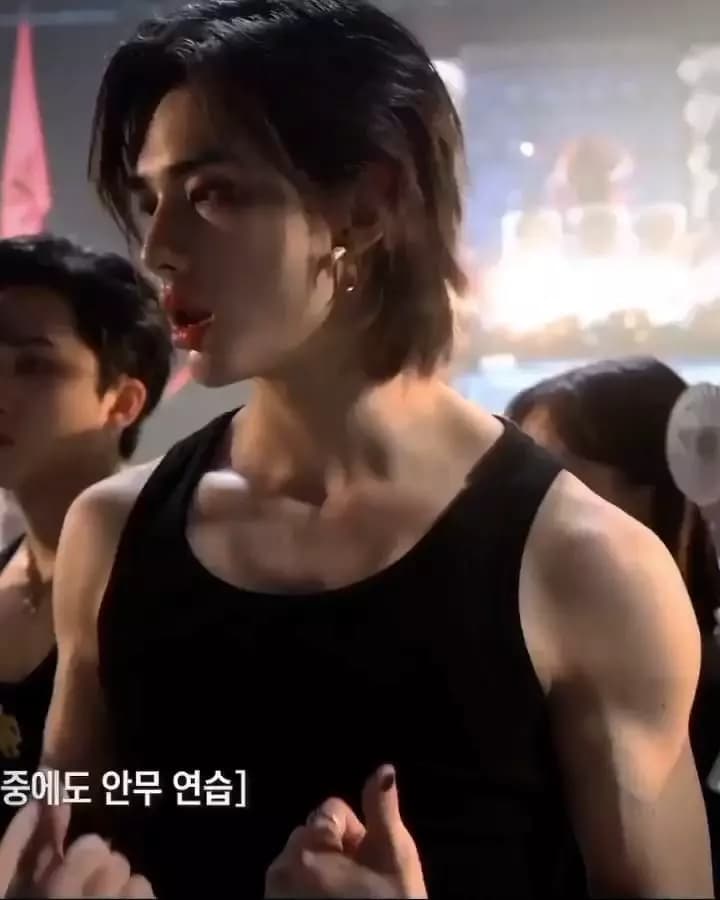 Hwang Hyunjin thumbnail