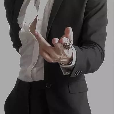 its director-BL- (Thom Richard);-; thumbnail