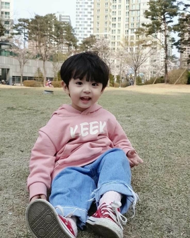 Taesan is the single father of young twins Woonhak and Sunny. thumbnail