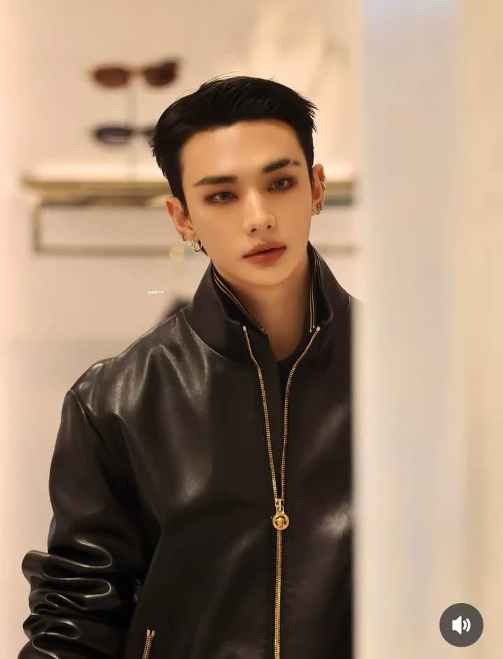 Hwang Hyunjin thumbnail