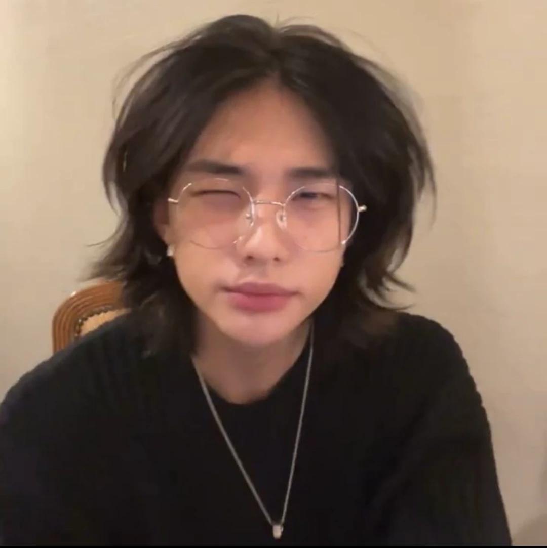 Hwang Hyunjin thumbnail
