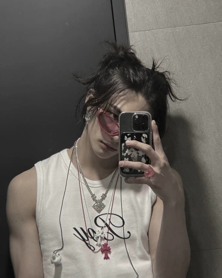 Hwang Hyunjin thumbnail