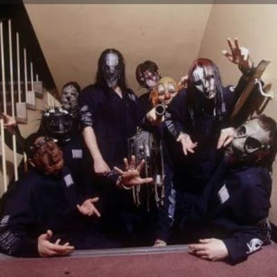 Slipknot: Corey, Chris, Craing, Joey, Jim Root, Mick, Shawn, Sid e Paul thumbnail