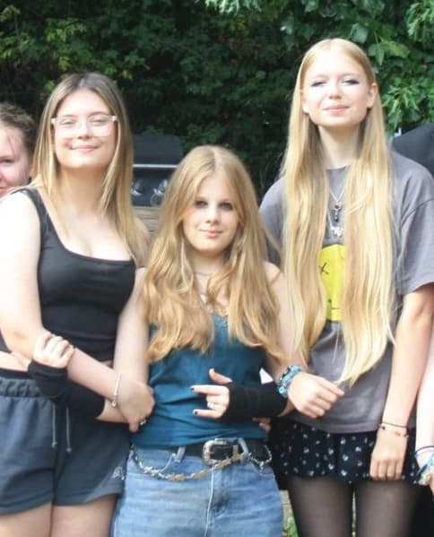 The three girls thumbnail