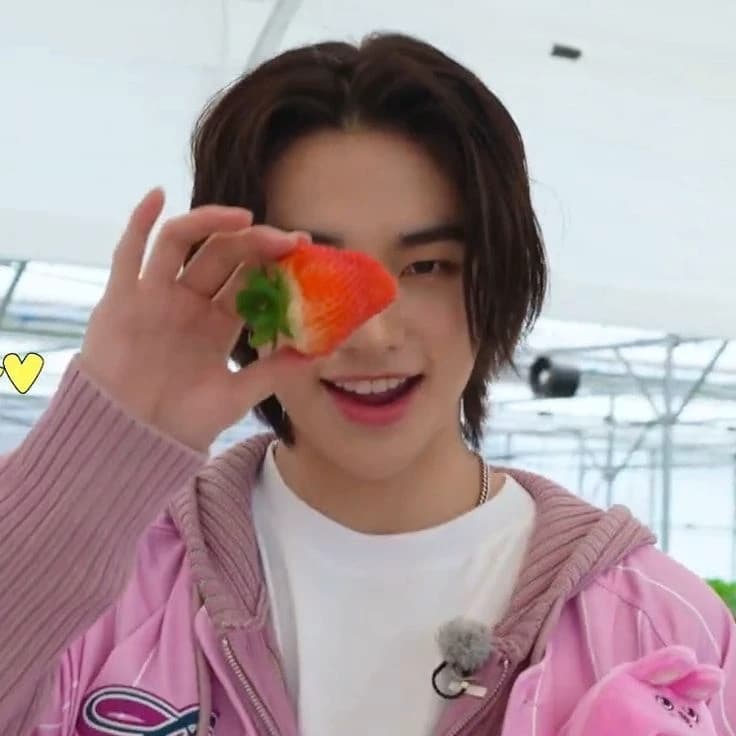 *   hyunjin ! thumbnail