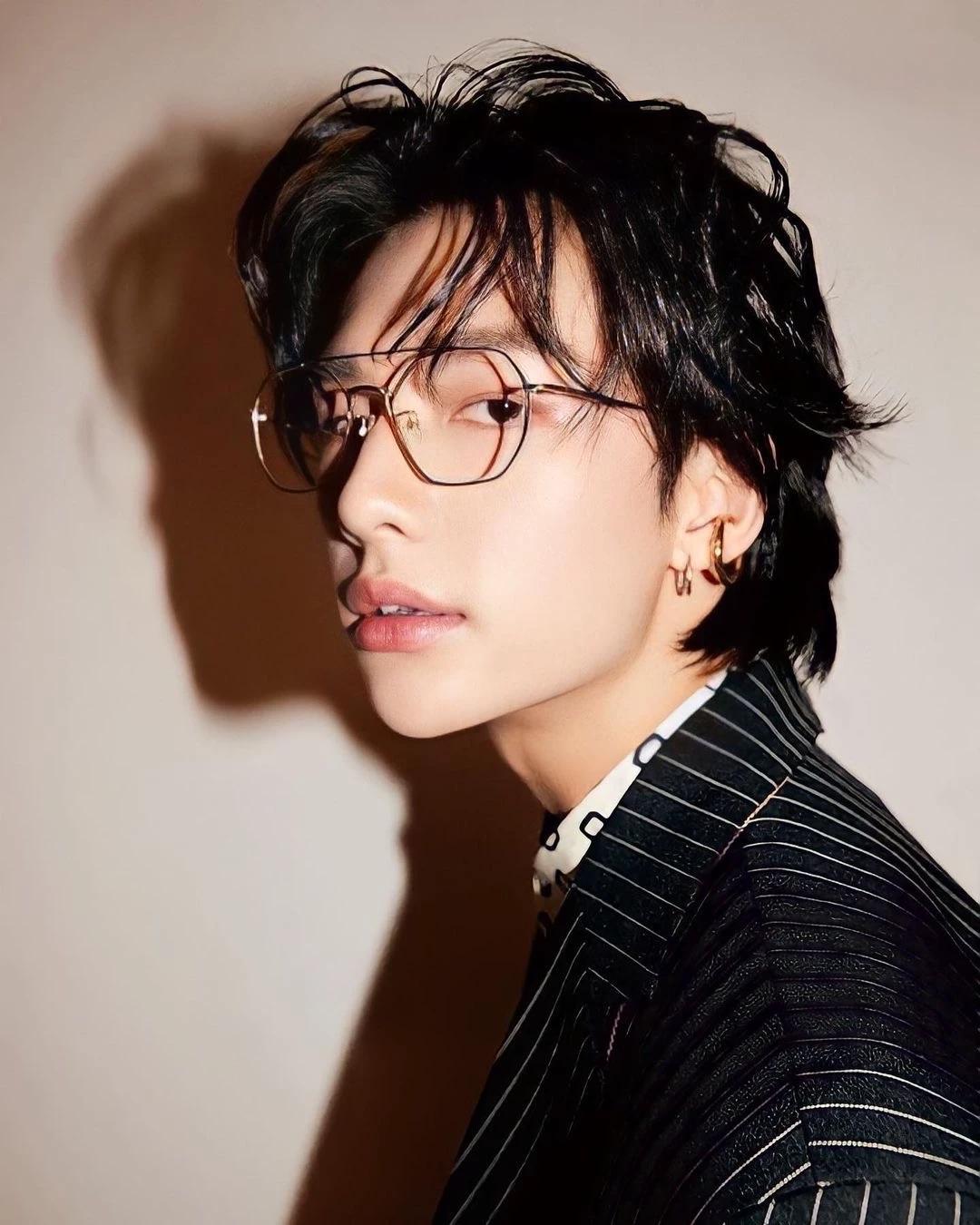 Hwang Hyunjin thumbnail