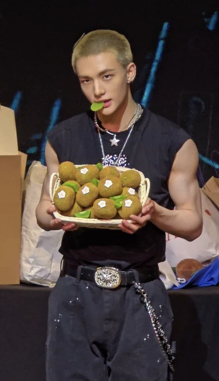 Hwang Hyunjin thumbnail