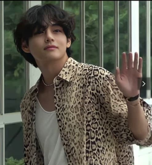 Kim Taehyung (Tae, V) thumbnail