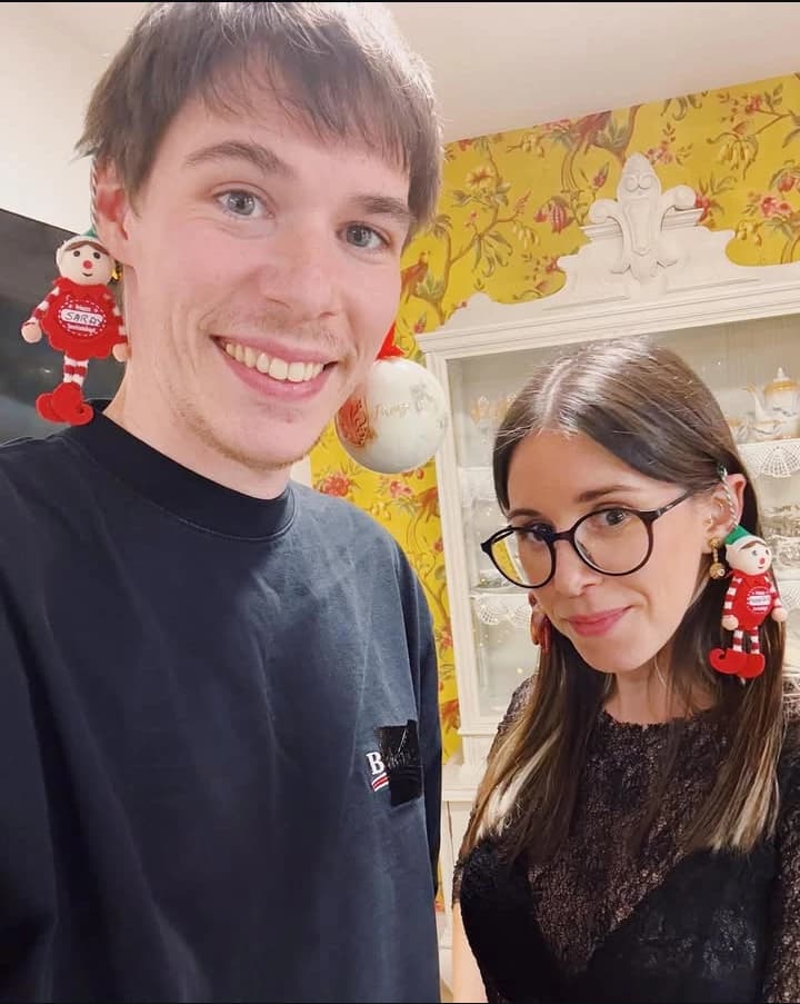 Sara Pecas and his brother Yoel thumbnail