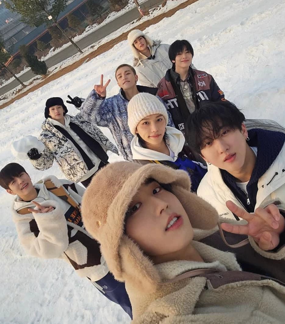 Stray kids~Your friends thumbnail