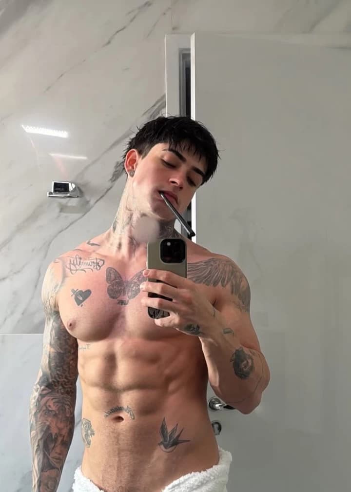 Flirty young Noah thumbnail