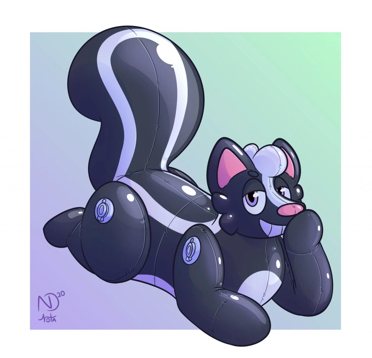 Stinky the Skunk (Inflatable) thumbnail