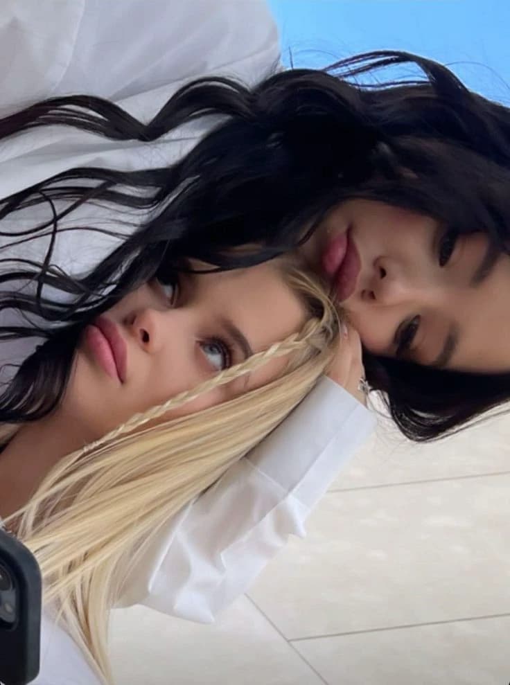 Lívia and Sophia / Triangle Amoroso thumbnail