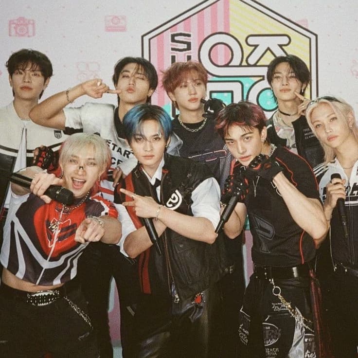 |•- stray kids \_\_ thumbnail