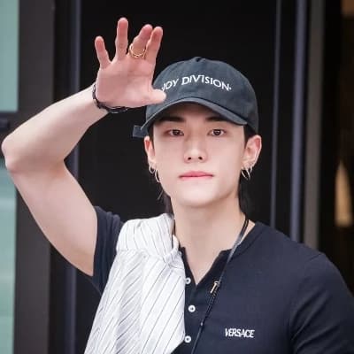 Hwang Hyunjin thumbnail
