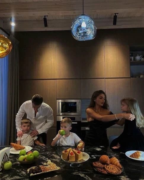 Toxic family thumbnail