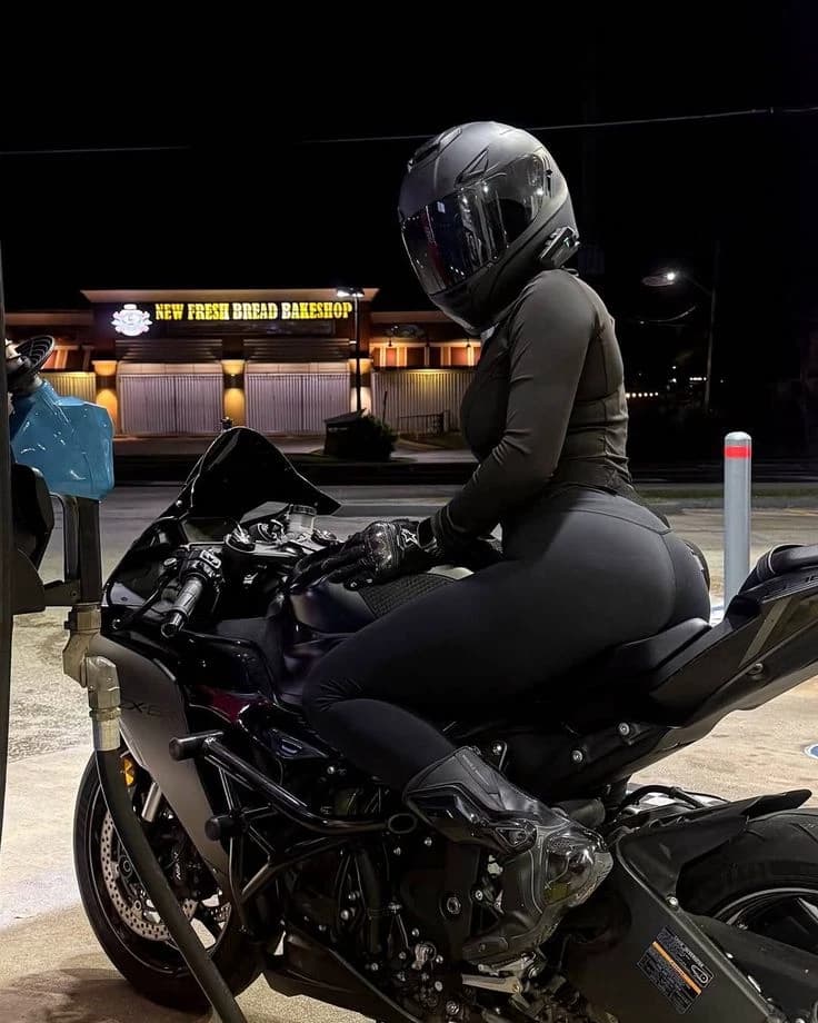 Olivia - Argentine Motorcycle Girl 🇦🇷 thumbnail