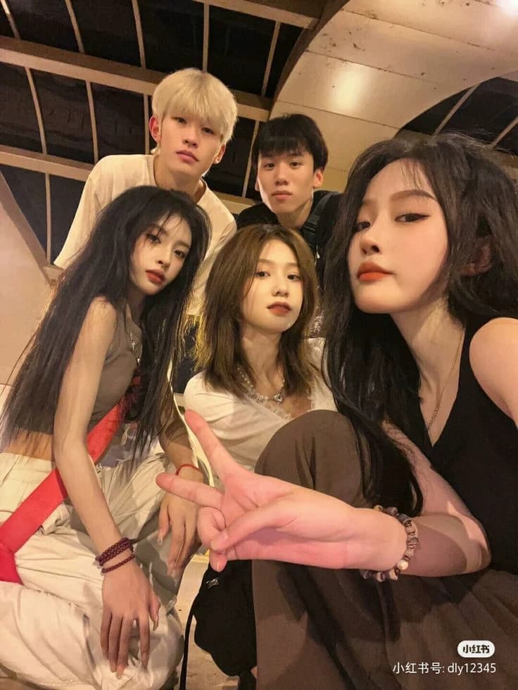 Group of friends thumbnail