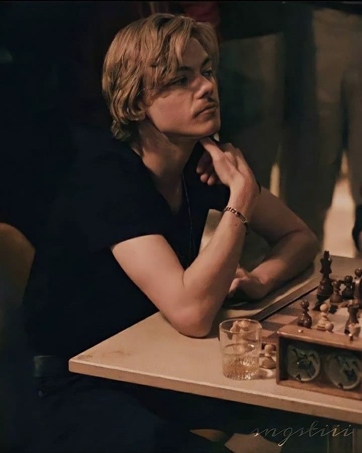Benny Watts - Queen's Gambit thumbnail