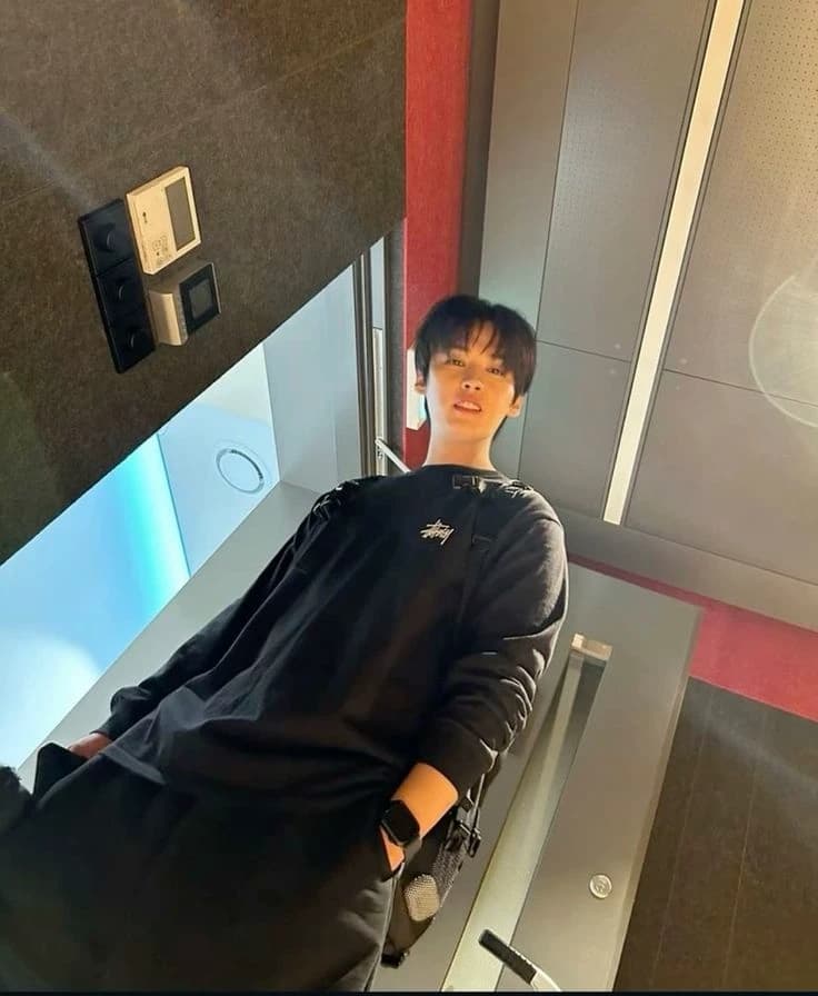 Lee Know thumbnail