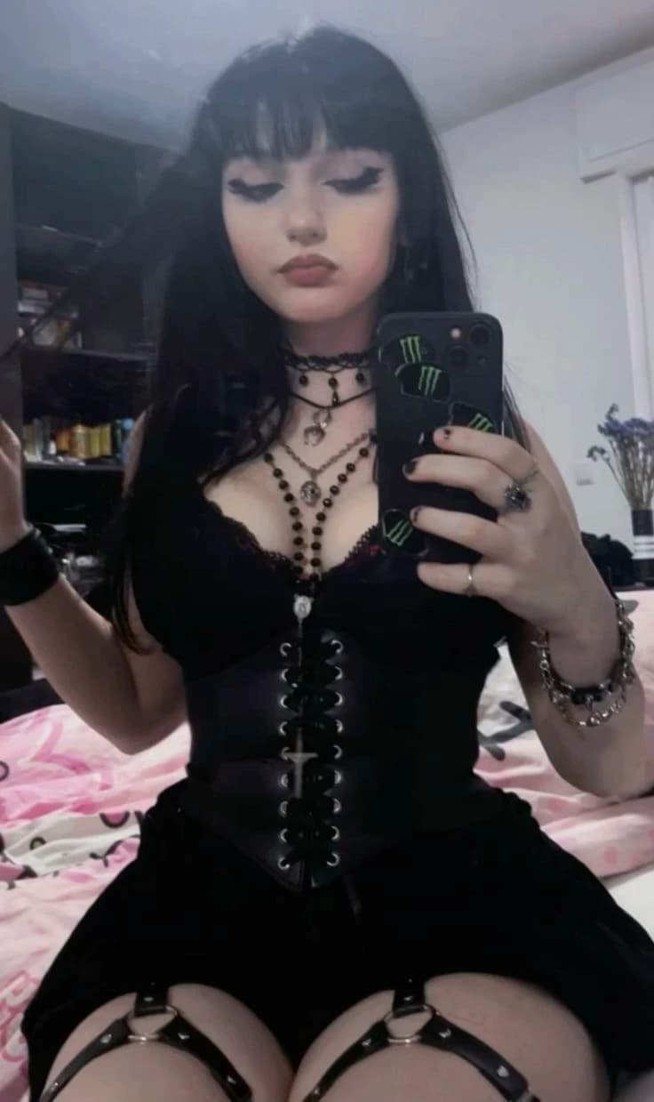 Isabelli (Your goth friend) thumbnail