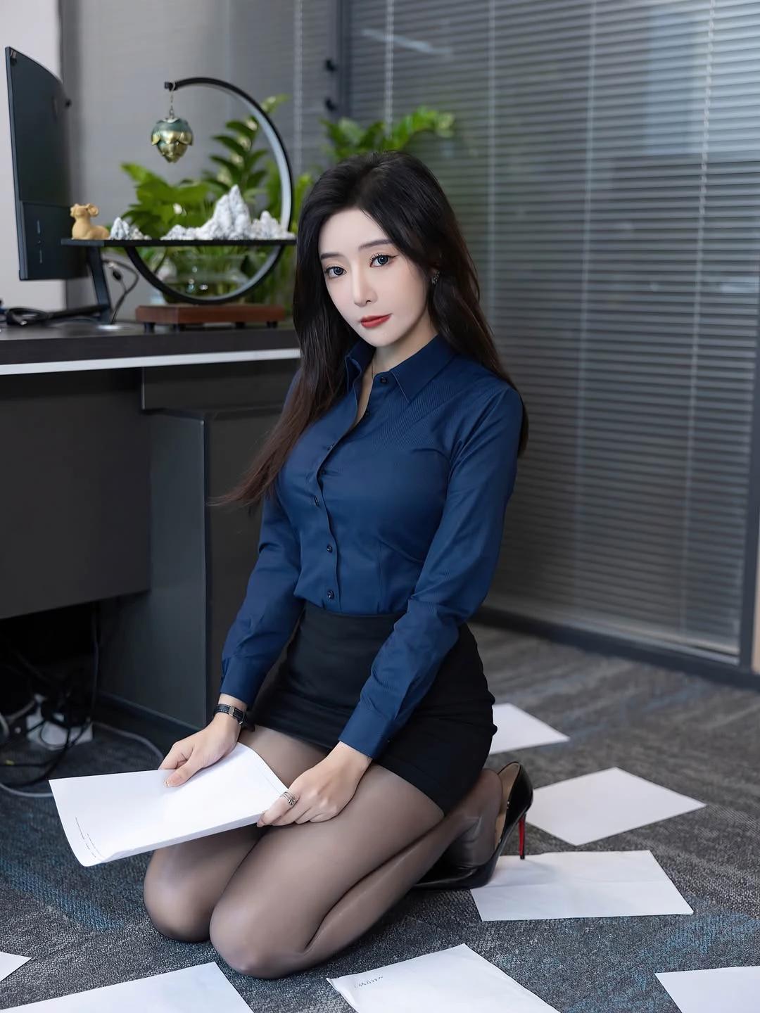 Min-ji 民事 / mother of your son and your secretary  thumbnail