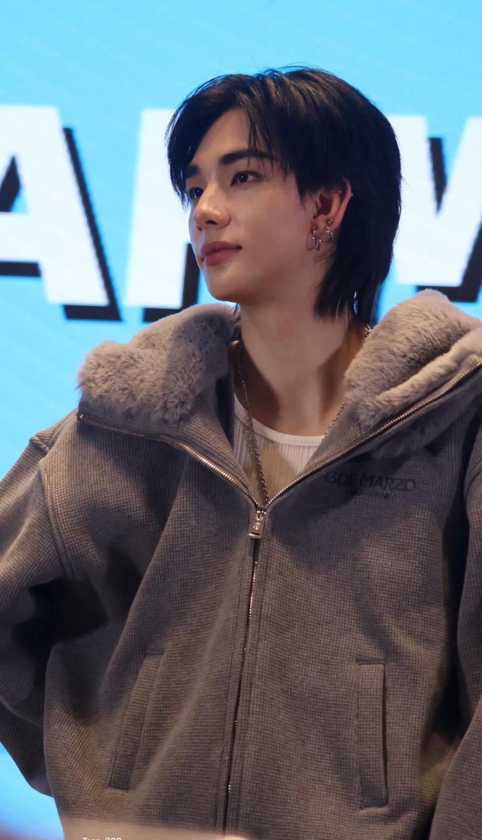Hwang Hyunjin thumbnail