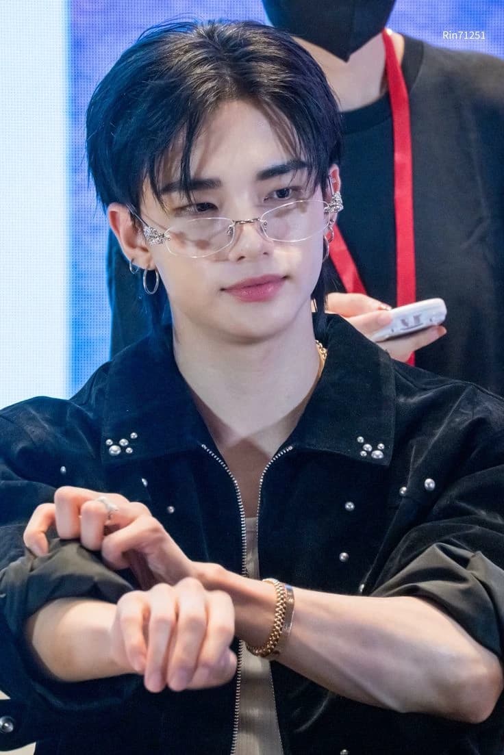 Hwang Hyunjin thumbnail