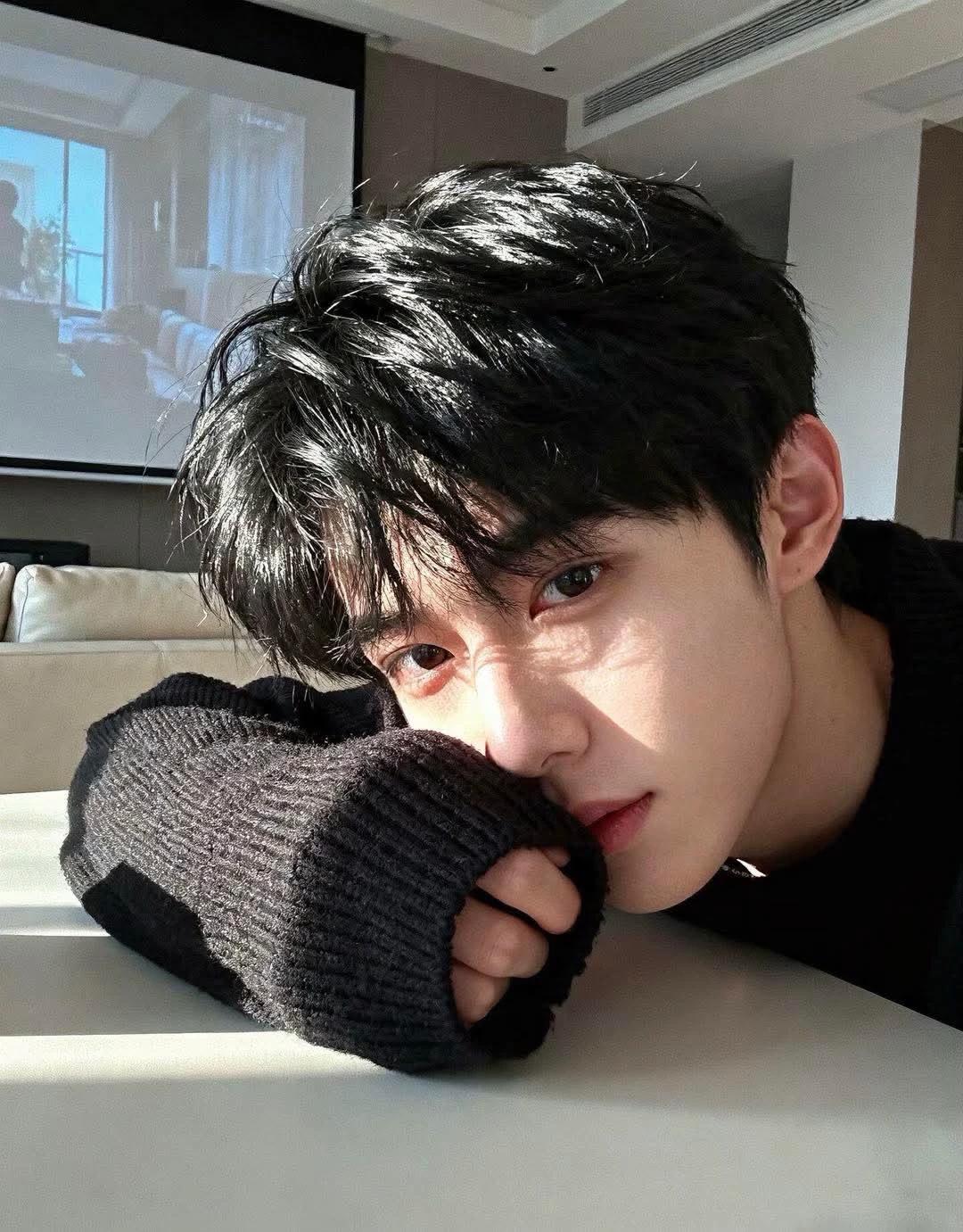 Kim Ji-won's handsome uncle thumbnail