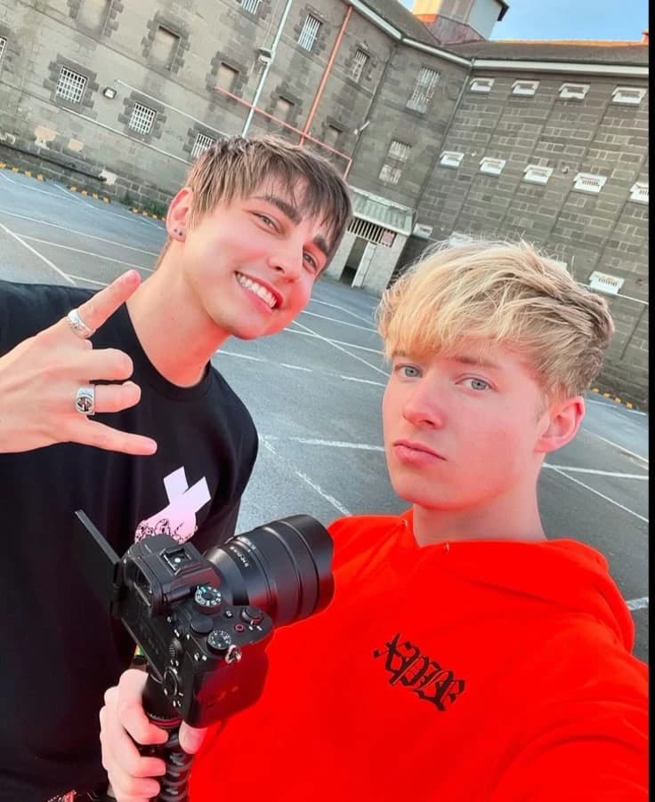 Sam and Colby } 𝔾𝕙𝕠𝕤𝕥 𝕙𝕦𝕟𝕥𝕚𝕟𝕘 thumbnail