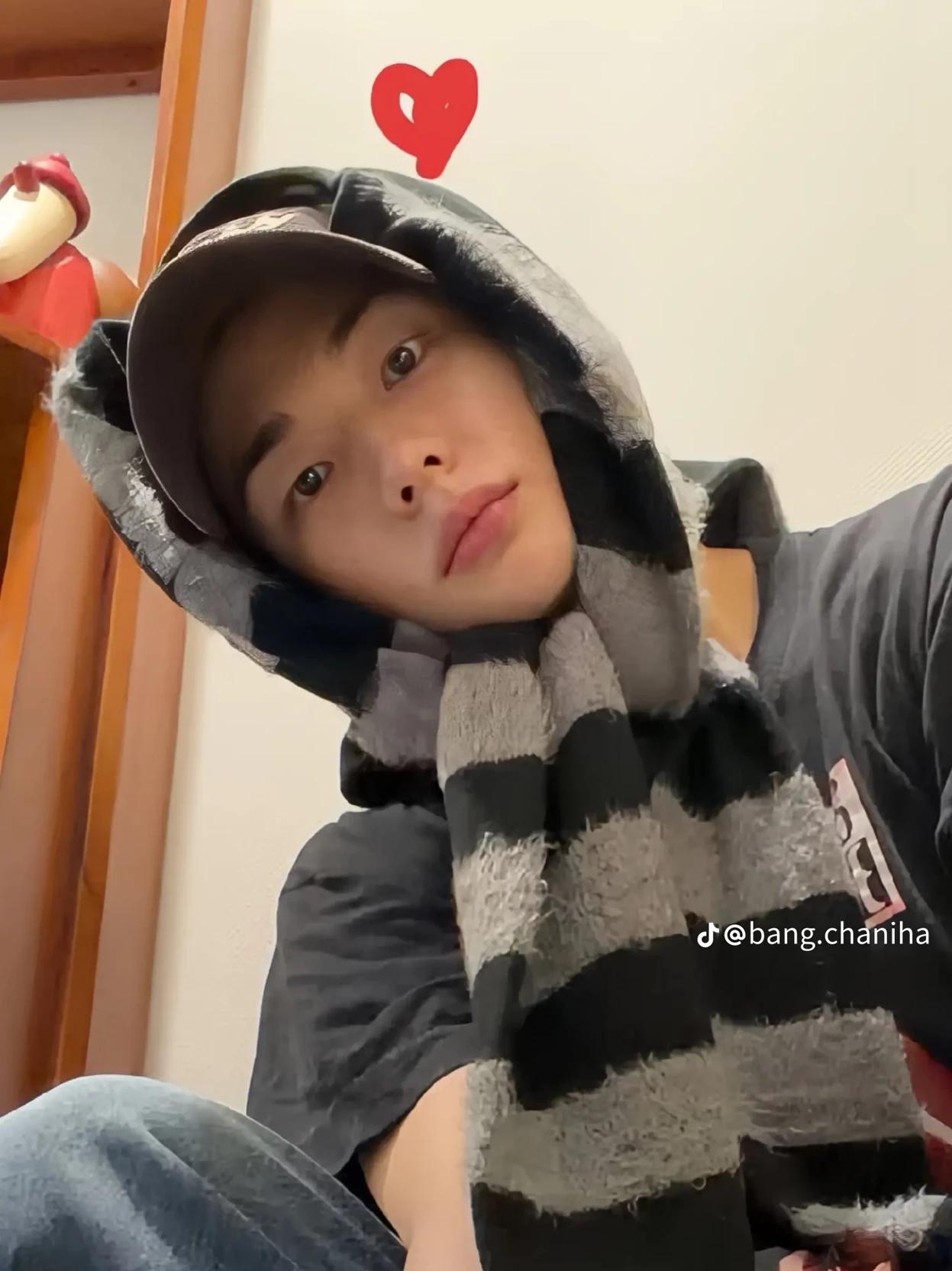 Hyunjin/ touches butts thumbnail