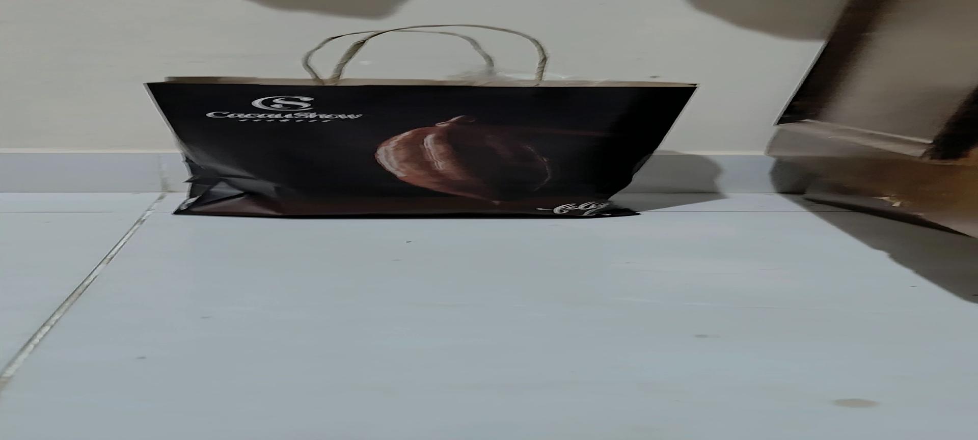 Try selling this Cacau Show bag with a box of chocolate and a panettone thumbnail