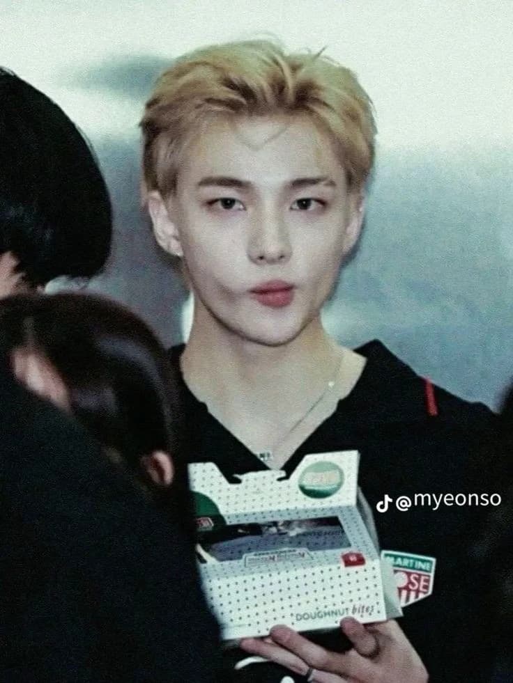Hyunjin  thumbnail