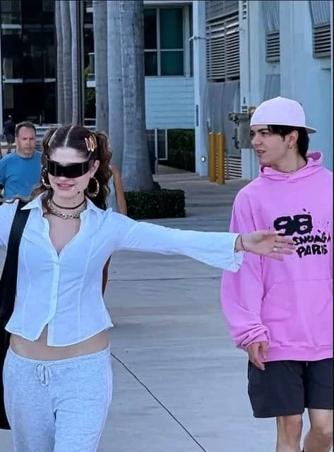 Carlos and a woman of good money. thumbnail